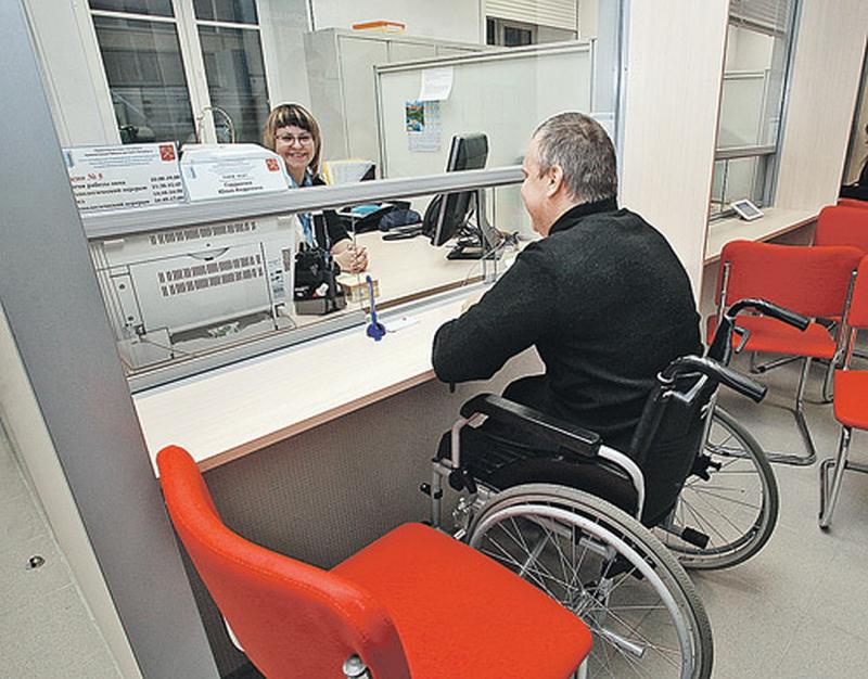 Организации помогающие инвалидам. Инвалид. Касса для инвалидов. Касса для маломобильных групп населения. Кассы для инвалидов на вокзале.